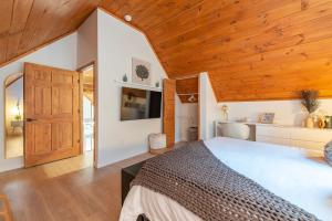 Postel nebo postele na pokoji v ubytování Modern Cabin 3/2 with cover garage