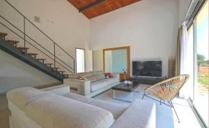 een woonkamer met een bank en een tv bij Caleu in Binissalem