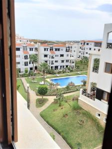 Bazén v ubytování Lilacs Garden Cabo Negro Piscines WiFi -only family nebo v jeho okolí