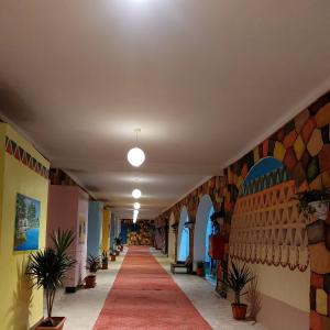 阿布辛貝的住宿－Hllol Hotel Abu Simbel，一间铺有红地毯的建筑的走廊