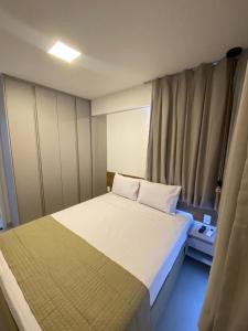 een slaapkamer met een groot bed en een raam bij Edifício Promenade II Apt 404-Mandi Hospitalidade in Maceió