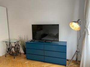 Vestidor azul con TV en la pared en Cozy city apartment near city center, en Viena