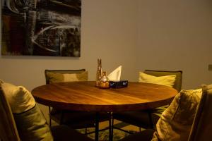 "Chez Riche" Luxury serviced apartment 12 في القاهرة: طاولة خشبية في غرفة مع كراسي حولها