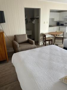 Postel nebo postele na pokoji v ubytování Motel Carleton Sur Mer