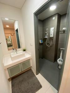 uma casa de banho com um lavatório e um WC em Summer Suites KLCC By Whollmark em Kuala Lumpur