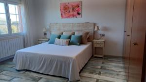 A bed or beds in a room at Piscina de sal Barbacoa Wifi, Parking Gratis, 3 min PGA Casa El Roble