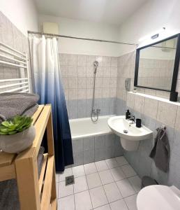 Et badeværelse på LOTUS Apartments DOWNTOWN