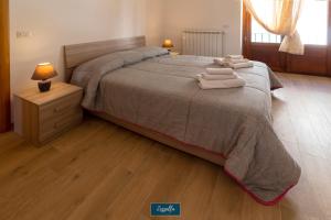 ein Schlafzimmer mit einem großen Bett mit zwei Handtüchern darauf in der Unterkunft Zezzella Tourist Lease in Locorotondo