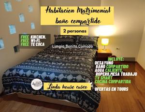 Un dormitorio con una cama con diferentes palabras. en linda house cusco, en Cusco