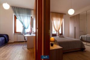 ein Schlafzimmer mit einem Bett und ein Badezimmer mit einem Waschbecken in der Unterkunft Zezzella Tourist Lease in Locorotondo