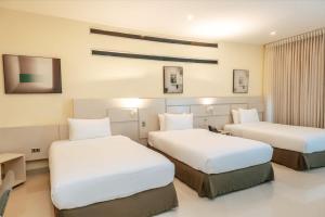 a hotel room with two beds in a room at Hotel Florida Sinú in Montería