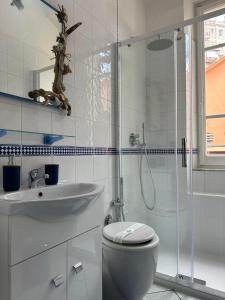 La salle de bains est pourvue d'une douche, de toilettes et d'un lavabo. dans l'établissement Affittacamere Via Prione, à La Spezia
