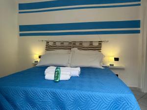 - un lit bleu avec des serviettes dans l'établissement Affittacamere Via Prione, à La Spezia