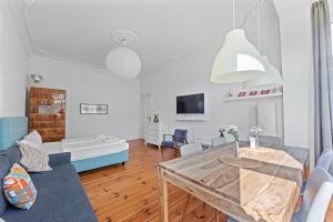 a living room with a table and a couch at primeflats - Apartment Togo Berlin-Wedding in Berlin