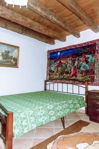 Zimmer mit Wandteppich in der Unterkunft To Petrino 