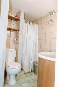 的住宿－To Petrino，浴室配有白色卫生间和盥洗盆。