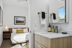 um banheiro branco com uma cama e uma pia em Refreshing 1-bedroom Apartment - 80 Walkscore! em Phoenix