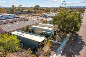 uma vista superior de um parque de estacionamento com edifícios em Refreshing 1-bedroom Apartment - 80 Walkscore! em Phoenix