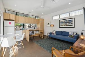 uma sala de estar com um sofá azul e uma cozinha em Refreshing 1-bedroom Apartment - 80 Walkscore! em Phoenix