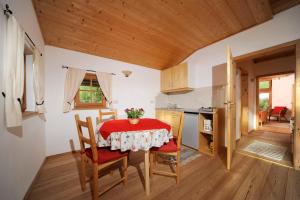 eine Küche und ein Esszimmer mit einem Tisch und Stühlen in der Unterkunft Botenhof - Urlaub auf dem Bauernhof - Agriturismo in Sarntal