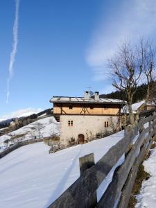 サレンティーノにあるBotenhof - Urlaub auf dem Bauernhof - Agriturismoの雪の古い建物