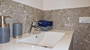umywalkę w łazience z kranem na ladzie w obiekcie Appartamento Isola Vicentina- Vicenza w mieście Isola Vicentina