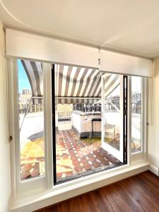 een kamer met een raam met uitzicht op een patio bij Knightsbridge villa, Westminster in Londen