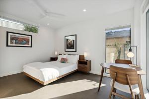 - une chambre avec un lit, une table et une fenêtre dans l'établissement Refreshing 2-bedroom Apartment - 80 Walkscore!, à Phoenix
