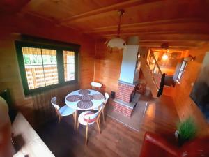 an overhead view of a table and chairs in a cabin at Domek z widokiem in Olchowiec