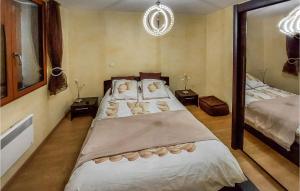 Ein Bett oder Betten in einem Zimmer der Unterkunft 3 Bedroom Gorgeous Home In Houlbec-cocherel