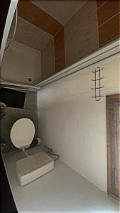 ein kleines Bad mit WC in einem Wohnwagen in der Unterkunft Šiška Kemp in Doksy