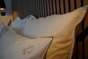Postel nebo postele na pokoji v ubytování Le Cheval Blanc - Lac du Der - Logis Hotel