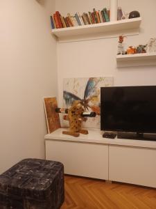 een woonkamer met een flatscreen-tv op een witte kast bij Apartment Penny in Split
