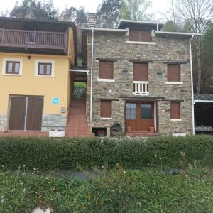 un gran edificio de ladrillo con puerta marrón en EL MEJICANO, en Trevías