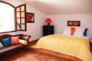 Tempat tidur dalam kamar di Quiet villa with swimming pool near Monaco