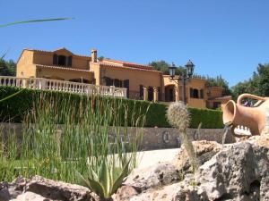 uma casa numa colina com um jardim em frente em Quiet villa with swimming pool near Monaco em Peille