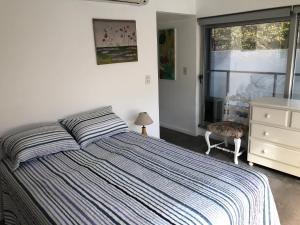 1 dormitorio con 1 cama, vestidor y ventana en Departamento - Studio en Palermo Soho en Buenos Aires