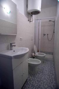 W łazience znajduje się umywalka, toaleta i prysznic. w obiekcie Casa del Pescatore w mieście Alghero