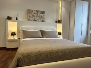 a bedroom with a large bed with two lamps at Il Grottino Relais & Spa in Gualdo Cattaneo
