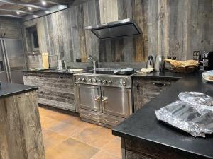 ペイゼ・ナンクロワにあるMasara - 5-room chalet plus sauna and jacuzzi 12 pの広いキッチン(ステンレス製のコンロ、カウンター付) +11枚の写真