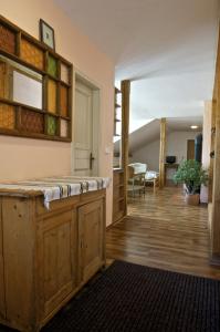uma cozinha com um balcão de madeira num quarto em Pension Archa Mikulov em Mikulov