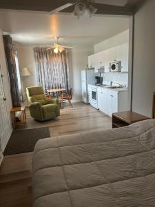 Kuchyň nebo kuchyňský kout v ubytování Motel Carleton Sur Mer