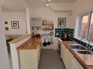 eine Küche mit einer Spüle und einer Arbeitsplatte in der Unterkunft Pass the Keys Cheerful 2 bed home with garden near Exeter centre in Exeter