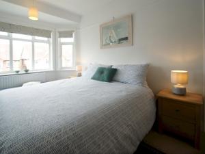 Säng eller sängar i ett rum på Pass the Keys Cheerful 2 bed home with garden near Exeter centre