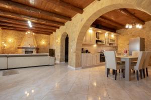 een keuken en woonkamer met een tafel en stoelen bij Villa dimitris in Kissamos