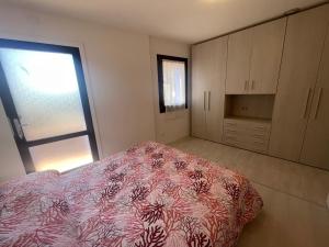 Un dormitorio con una cama y una ventana grande. en Casa del Marinaio - Agenzia Cocal, en Caorle
