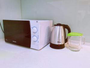 Kemudahan buat kopi dan teh di Legoland and Gleneagle- 3min Walk with Bathub-Cityview at Afiniti Residency -8pax-Cozy
