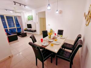 Ruang duduk di Legoland and Gleneagle- 3min Walk with Bathub-Cityview at Afiniti Residency -8pax-Cozy