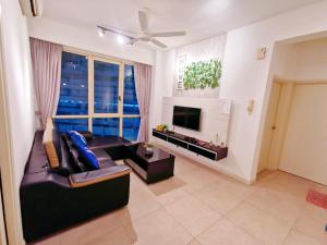 Televisyen dan/atau pusat hiburan di Legoland and Gleneagle- 3min Walk with Bathub-Cityview at Afiniti Residency -8pax-Cozy