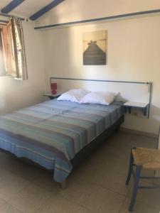 - une chambre dotée d'un lit avec une couverture bleue et blanche dans l'établissement T3 Zini, à Appietto